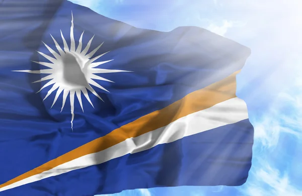 Islas Marshall ondeando bandera contra el cielo azul con rayos de sol —  Fotos de Stock