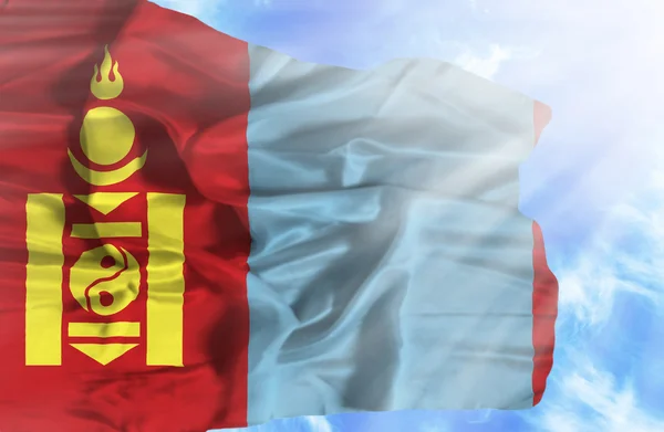 Mongolei schwenkt Flagge gegen blauen Himmel mit Sonnenstrahlen — Stockfoto