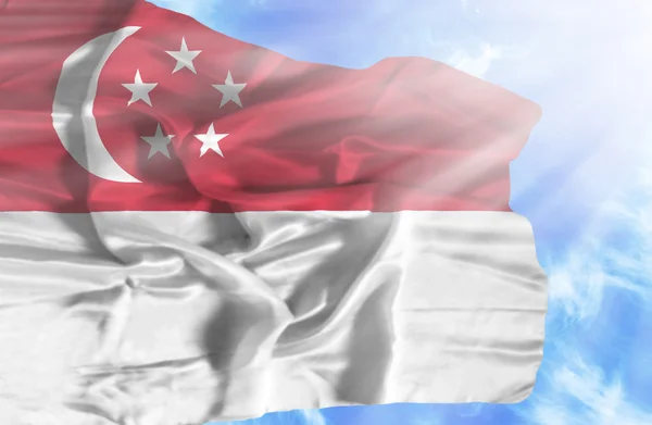 Singapore sventola bandiera contro il cielo blu con i raggi del sole — Foto Stock