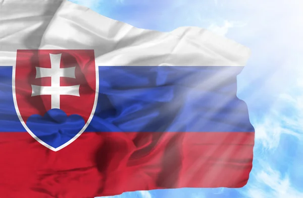 Словакия машет флагом на фоне голубого неба с солнечными лучами — стоковое фото