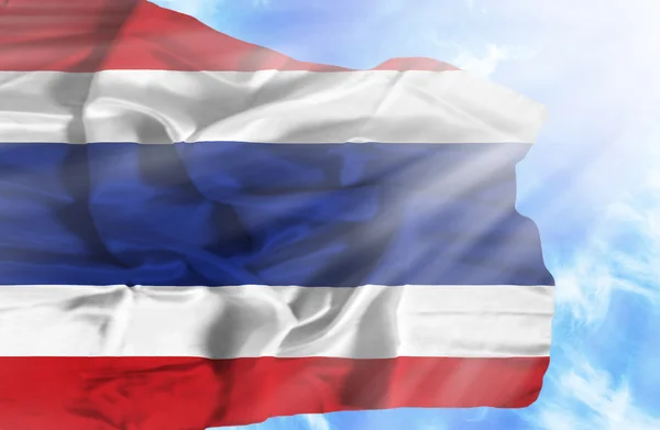 Thajsko mává vlajkou proti modré obloze se slunečními paprsky — Stock fotografie