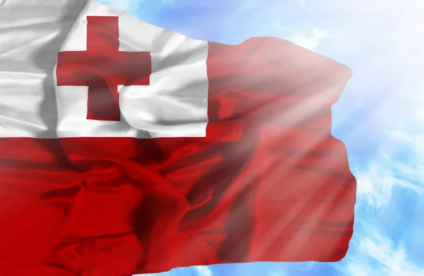 Tonga ondeando bandera contra el cielo azul con rayos de sol — Foto de Stock