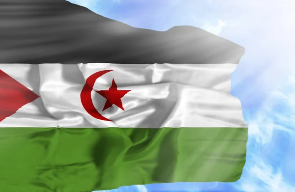 Westelijke sahara zwaaien vlag tegen blauwe hemel met zonnestralen — Stockfoto