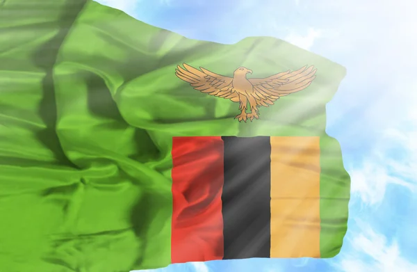 Zambia melambaikan bendera terhadap langit biru dengan sinar matahari — Stok Foto