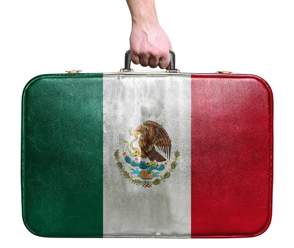 游客手拿着墨西哥国旗的老式皮革旅行袋 — 图库照片