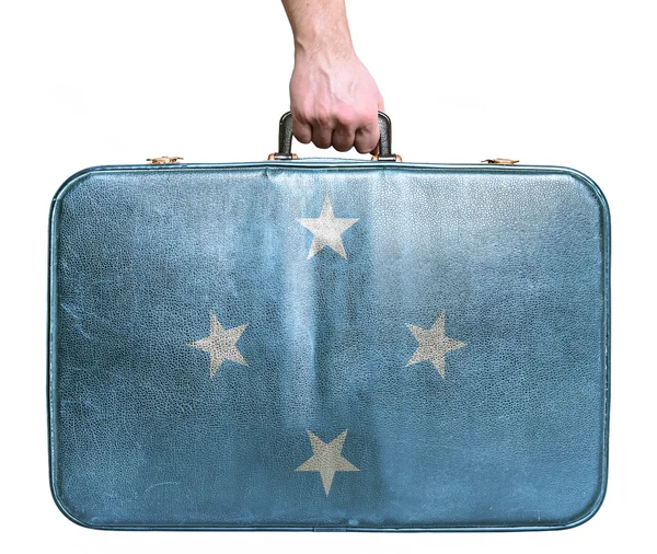 Туристическая рука с винтажной кожаной сумкой с флагом Мика — стоковое фото