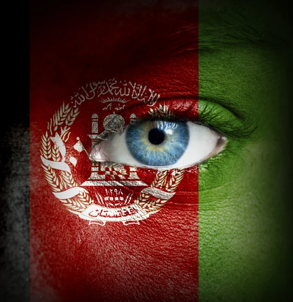 Mänskligt ansikte målade med flagga afghanistan — Stockfoto
