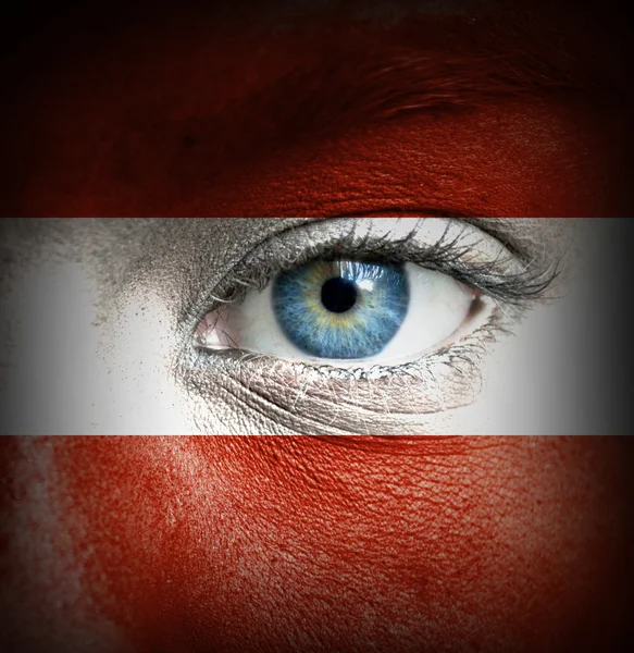 Лицо человека с флагом Австрии — стоковое фото