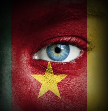 Kamerun bayrağı ile insan yüzü boyalı