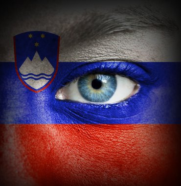 Slovenya bayrağı ile insan yüzü boyalı