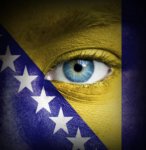 Emberi arcot festett Bosznia-Hercegovina zászlaja — Stock Fotó