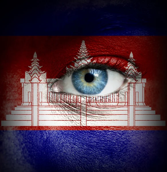 Ludzka twarz malowane z flaga Kambodży — Zdjęcie stockowe