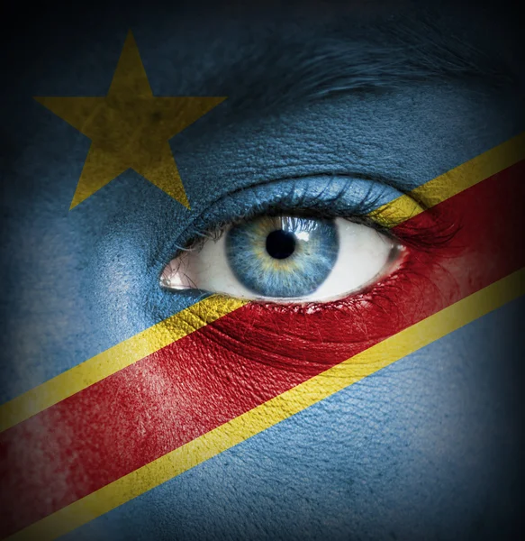 Rosto humano pintado com bandeira da República Democrática do Congo — Fotografia de Stock