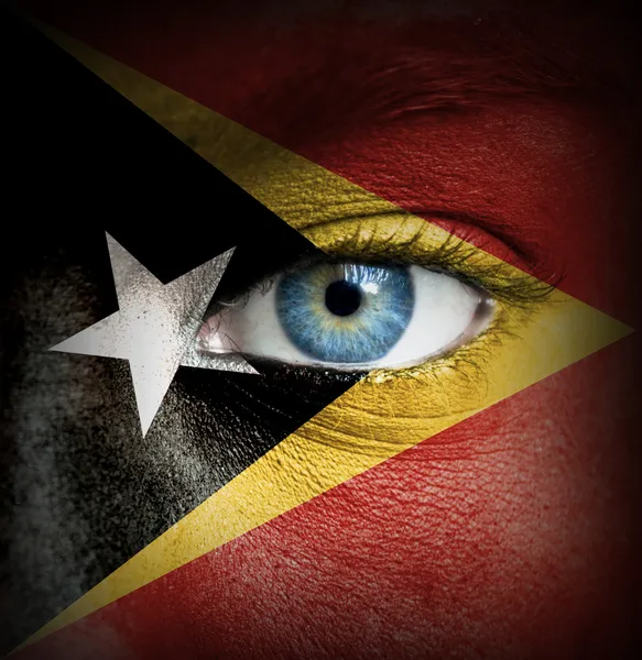 Menselijk gezicht beschilderd met vlag van Oost-timor — Stockfoto