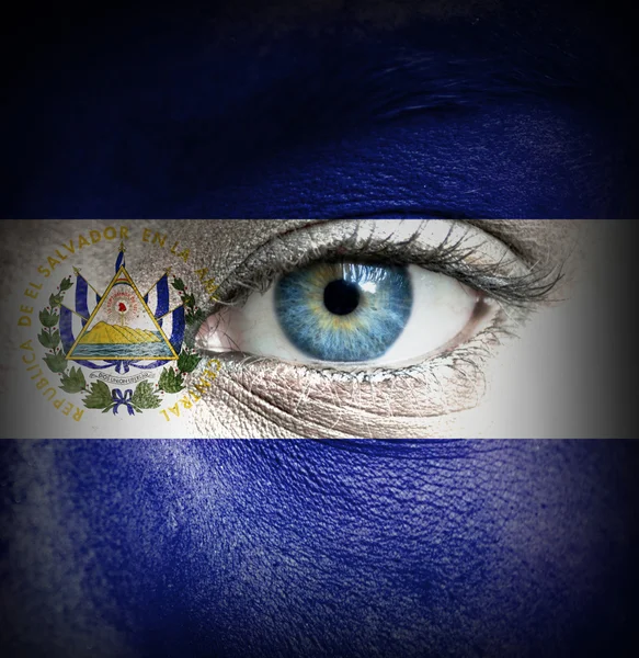 Rosto humano pintado com bandeira de El Salvador — Fotografia de Stock