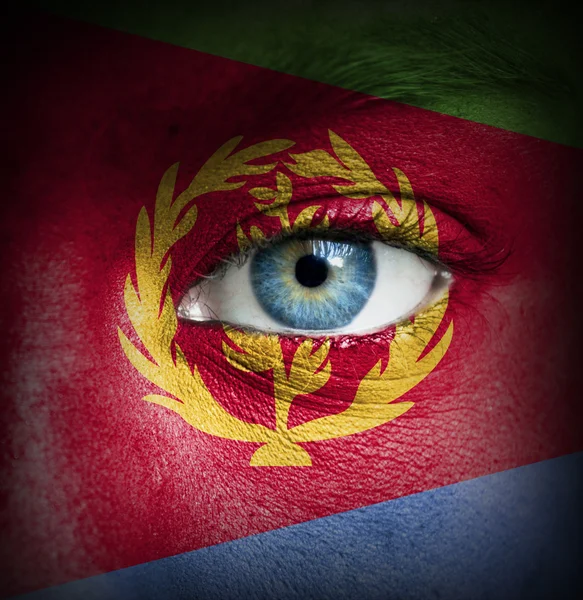 Menselijk gezicht beschilderd met vlag van eritrea — Stockfoto