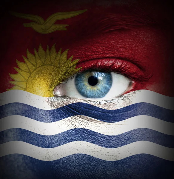 人脸绘与基里巴斯共和国国旗 — 图库照片