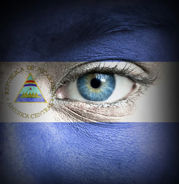 Nikaragua bayrağı ile insan yüzü boyalı — Stok fotoğraf