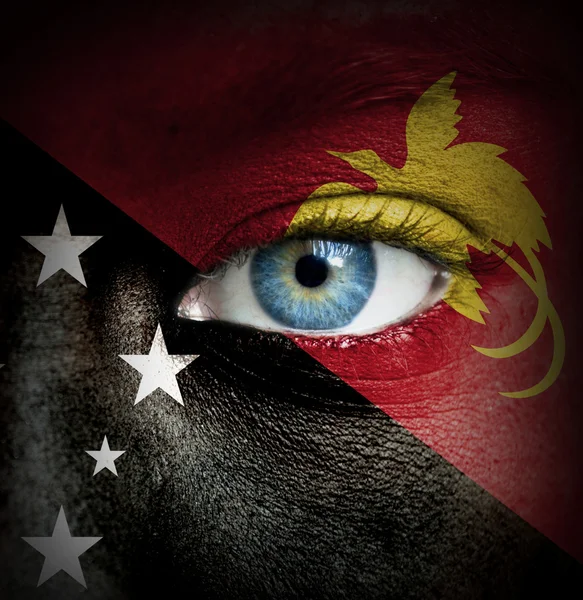 Papua Yeni Gine bayrağı ile insan yüzü boyalı — Stok fotoğraf