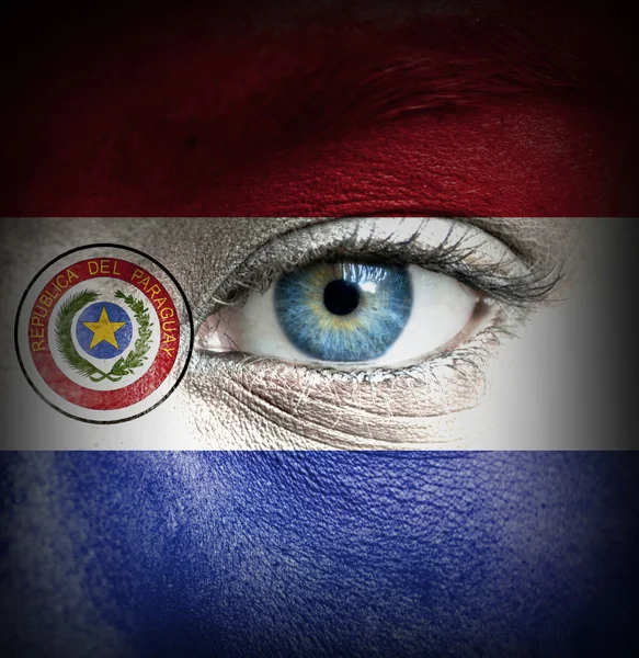 Menschengesicht mit Flagge Paraguays bemalt — Stockfoto