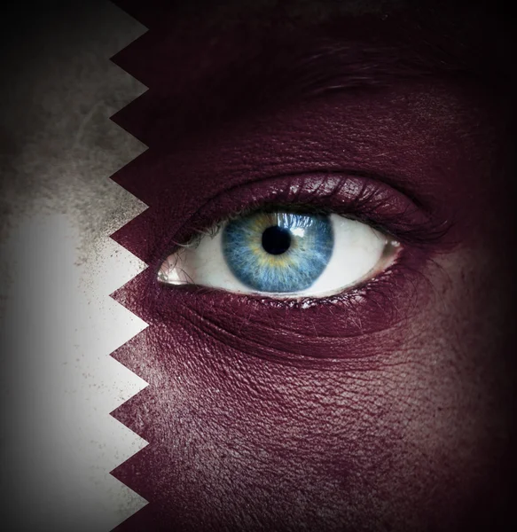 Ludzka twarz malowane z flaga Kataru — Zdjęcie stockowe