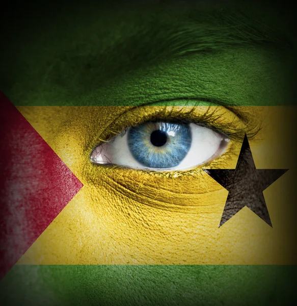 Cara humana pintada con bandera de Santo Tomé y Príncipe — Foto de Stock
