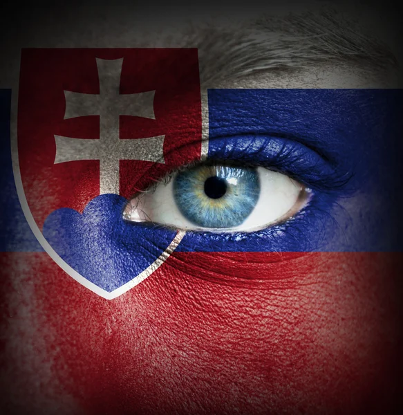 Mänskligt ansikte målade med flagga Slovakien — Stockfoto