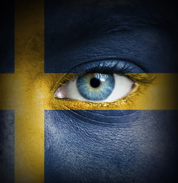 Visage humain peint avec le drapeau de Suède — Photo