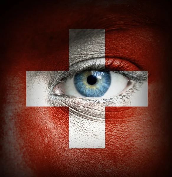 Volto umano dipinto con bandiera della Svizzera — Foto Stock