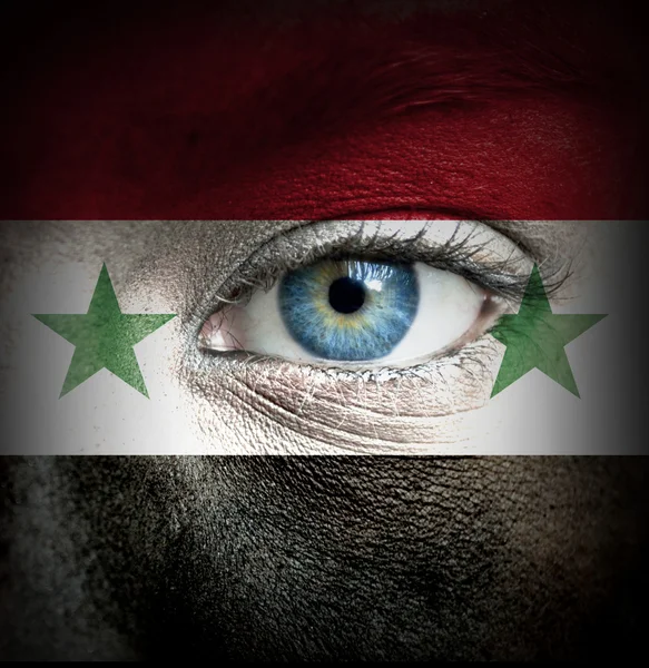 Человеческое лицо, нарисованное флагом Сирии — стоковое фото