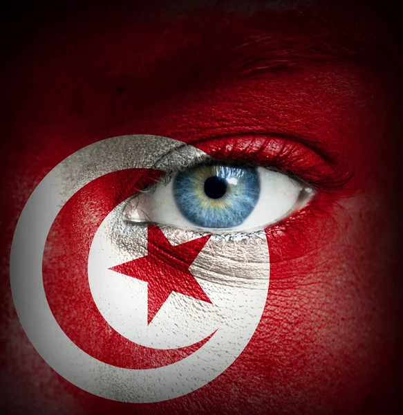 Visage humain peint avec le drapeau de Tunisie — Photo