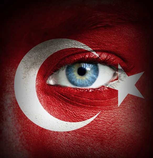 Visage humain peint avec le drapeau de Turquie — Photo