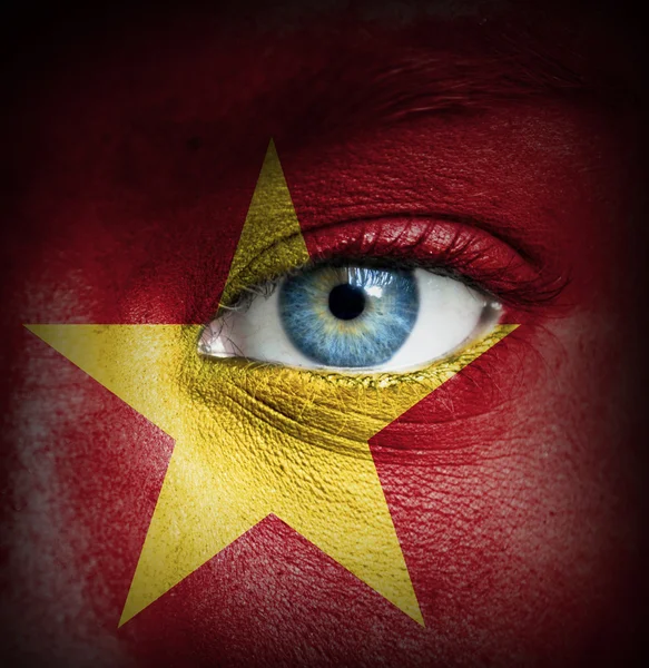 Menschengesicht mit vietnamesischer Flagge bemalt — Stockfoto