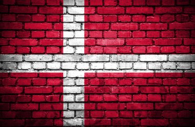 tuğla duvar boyalı Danimarka bayrağı ile