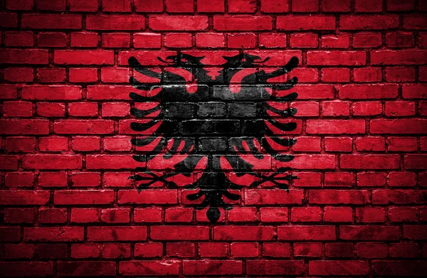 Цегляна стіна з пофарбовані прапор Албанії — Stockfoto
