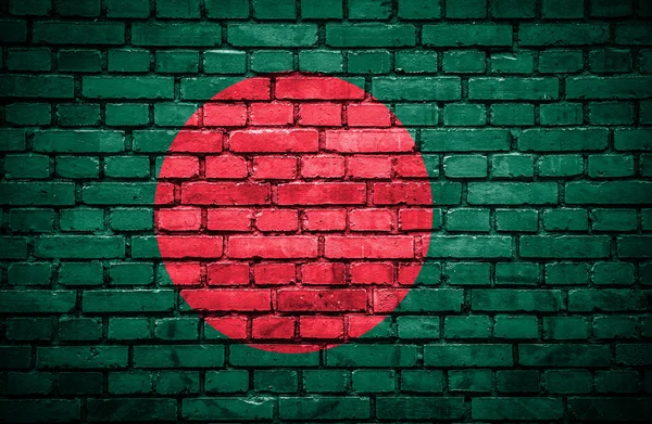 Кирпичная стена с раскрашенным флагом Бангладеш — стоковое фото