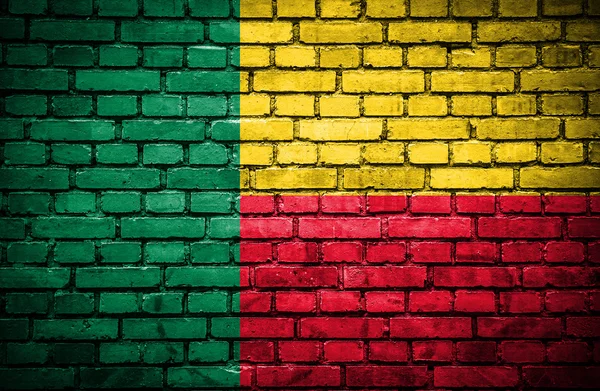 Bakstenen muur met geschilderde vlag van benin — Stockfoto