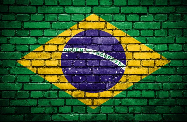Bakstenen muur met geschilderde vlag van Brazilië — Stockfoto
