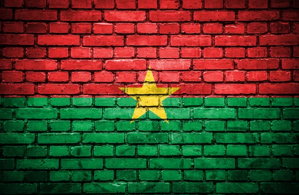 Parede de tijolo com bandeira pintada de Burkina Faso — Fotografia de Stock