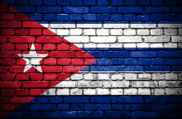 Bakstenen muur met geschilderde vlag van cuba — Stockfoto