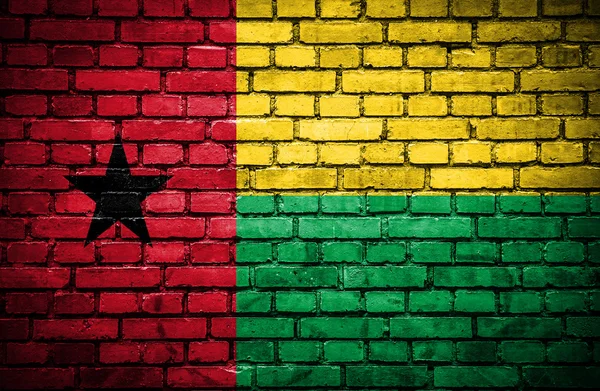 Tegelvägg med målade flagga Guinea-Bissau — Stockfoto