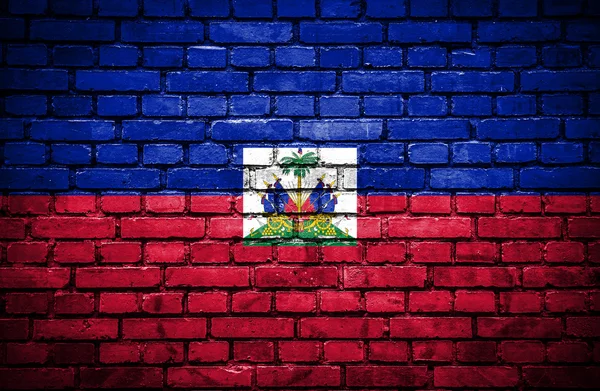 Parede de tijolo com bandeira pintada do Haiti — Fotografia de Stock