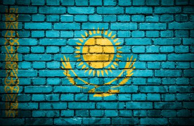 tuğla duvar boyalı Kazakistan bayrağı ile