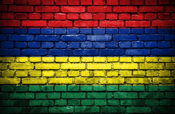 Ziegelsteinmauer mit gemalter Flagge von Mauritius — Stockfoto