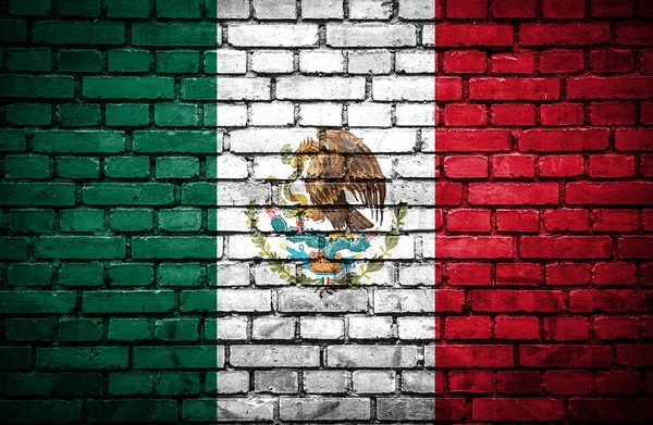 Parede de tijolo com bandeira pintada do México — Fotografia de Stock