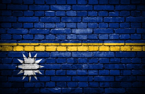 Mur de briques avec drapeau peint de Nauru — Photo