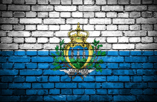 Muro di mattoni con bandiera dipinta di San Marino — Foto Stock