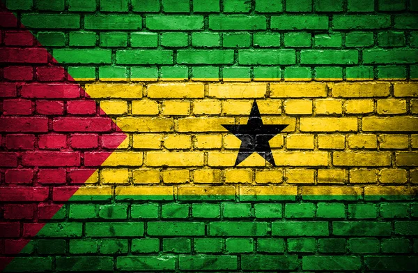 Ziegelwand mit bemalter Flagge aus São Tomé und Principe — Stockfoto