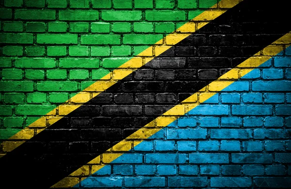 Tegelvägg med målade flagga tanzania — Stockfoto