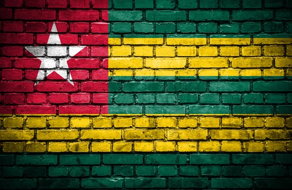 Mur de briques avec drapeau peint du Togo — Photo